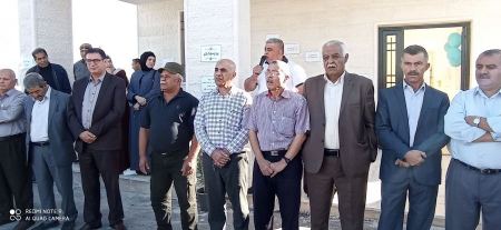 الخليل : الحاج جمال طميزي يبني مدرسة على نفقته الخاصة